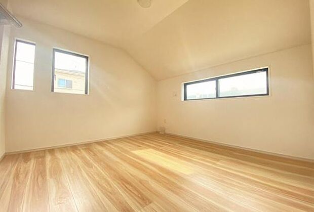 《子供部屋》 ■お子様の成長を優しく見守る、明るい子供部屋。遊んだり、学んだり、時には一人の時間を過ごしたりと健やかな毎日を育む大切な場所。未来への第一歩を育む、かけがえのない空間です。