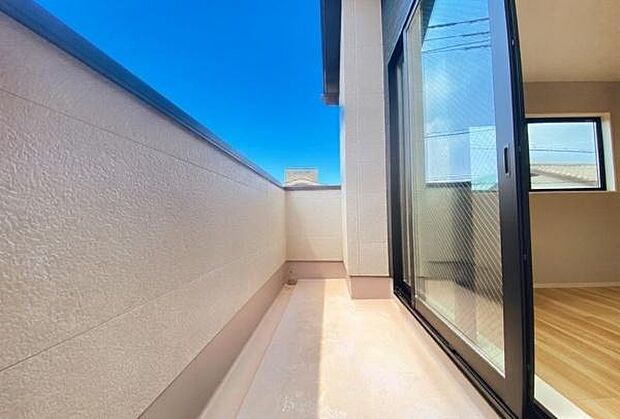 《バルコニー》 陽当りも良く、長時間日が当たるので、洗濯物も良く乾きそうです。目の前には気持ちの良い青空が、夜には綺麗な星空が広がります。