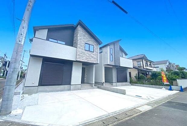 《外観》 一戸建ての多いエリア、静かで落ち着いた雰囲気。シンプルで美しいフォルム空気までクリーンになるような佇まい。心地よいライフスタイルが実現できるそんな予感。
