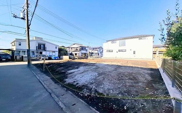 《前面道路》 ■前面道路が広く、開放的です。日当たりも良好です。