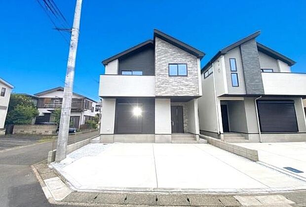 《外観》 ■青空の下、洗練されたデザインが輝く住まい。新しい暮らしを始めるのにふさわしい、光と風が心地よい空間です。