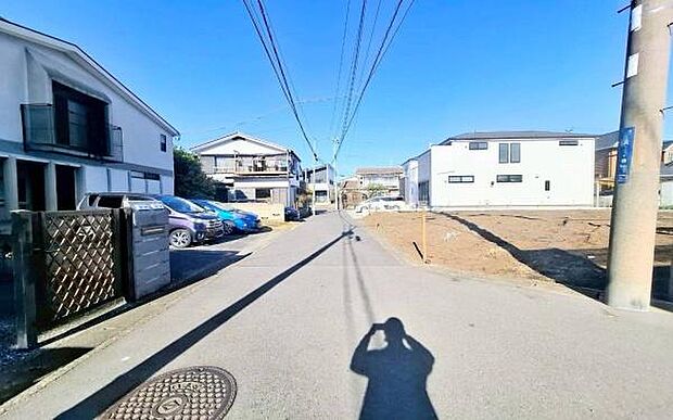 《前面道路》 ■前面道路が広く、開放的です。日当たりも良好です。