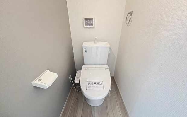 《トイレ》 清潔感のある落ち着いたトイレ。