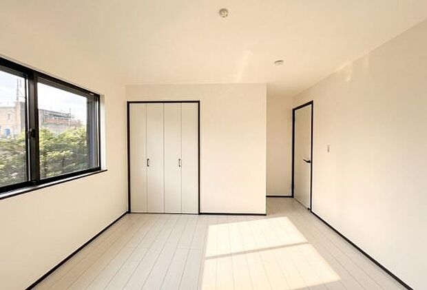 《子供部屋》　■机とべットを入れても十分な広さ。。お子様の勉強部屋に。