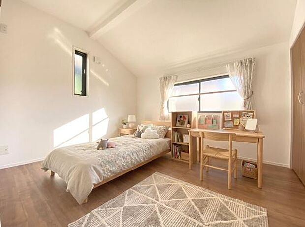 《子供部屋》 ■お子様の勉強部屋に。。グングンと成績UPの予感が。本画像は家具や小物の配置をCGで作成しており、実際に現地に家具や小物は置かれておりません。また、価格に家具や小物は含まれておりません。