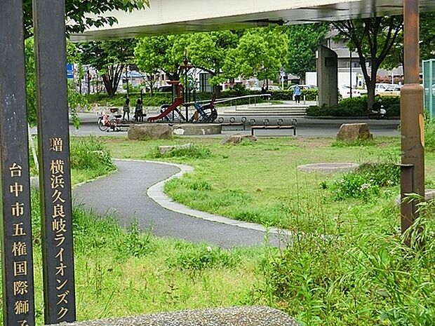 阪東橋公園まで772m、公園の上を高速道路が走るので、大きな日陰ができ暑い夏や雨の日も遊べる公園。