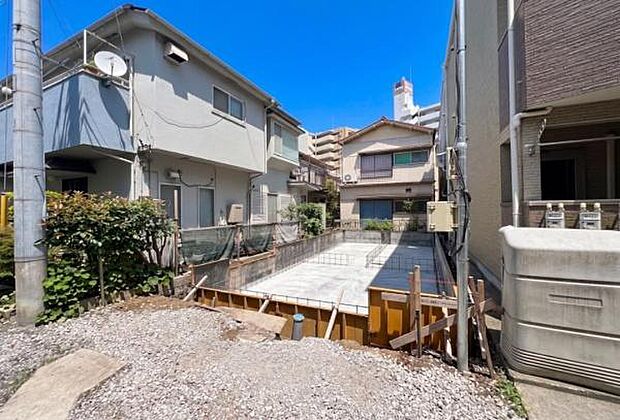 《外観》　■一戸建ての多いエリア、静かで落ち着いた雰囲気。シンプルで美しいフォルム空気までクリーンになるような佇まい。心地よいライフスタイルが実現できるそんな予感。