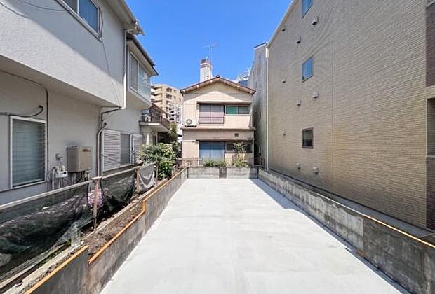 《外観》　■豊かな植栽と、周囲にあふれる自然。そして、南から降り注ぐ陽光と開放感に包まれ、新たな家族の日々が始まる。