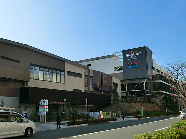 南町田グランベリーパークまで1875m、映画や食事、買い物など生活が潤う大規模商業施設。公園でのお散歩やペットと一緒にお食事できるカフェなども充実。