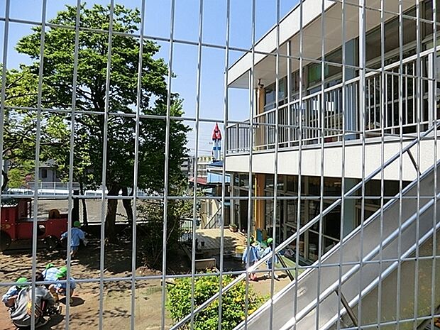 舞岡幼稚園まで1168m、恵まれた自然環境の中でのびのび遊び、望ましい人間関係を共に学びながら、自分を十分に出し相手を思いやる心を育てます。