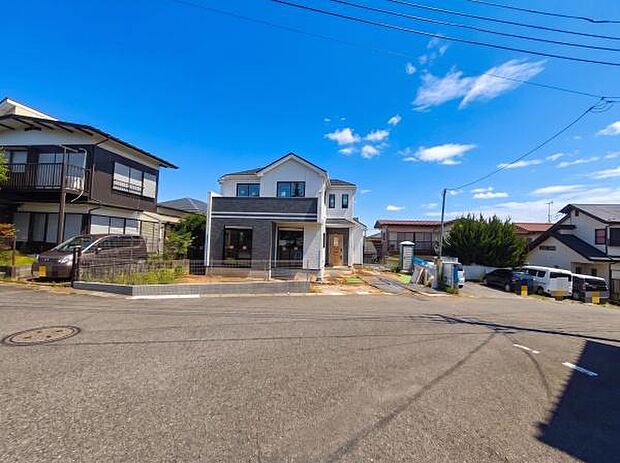 《前面道路》 「空」×「光」×「風」。開放感を具現化したような現地は、まさに「永住の地」としての選択肢です。
