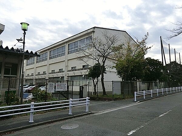 横浜市立富岡中学校まで1533m