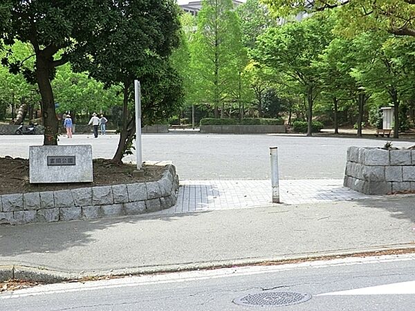 富岡公園まで854m、遊具は特になく、スポーツやウォーキングなどがメイン。今では少ない壁当て練習ができる公園。