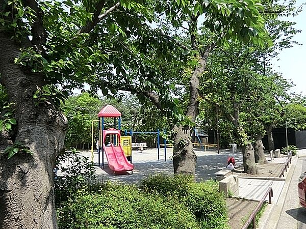 森六丁目公園まで533m、木々の木漏れ日の下で、涼を取る事も出来ます。見通しの良い公園ですので、お子様を安心して遊ばせられます。