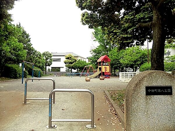 中田町第八公園まで514m、住宅街の比較的広めな公園です。きれいに整備された気持ちの良い空間で遊べます。