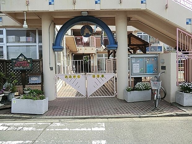 あおぞら保育園まで726m、岸根公園や園が借りている畑が近くにあり、自然に触れる環境が充実しています。給食制で食べ物に興味をもたせる保育をしています