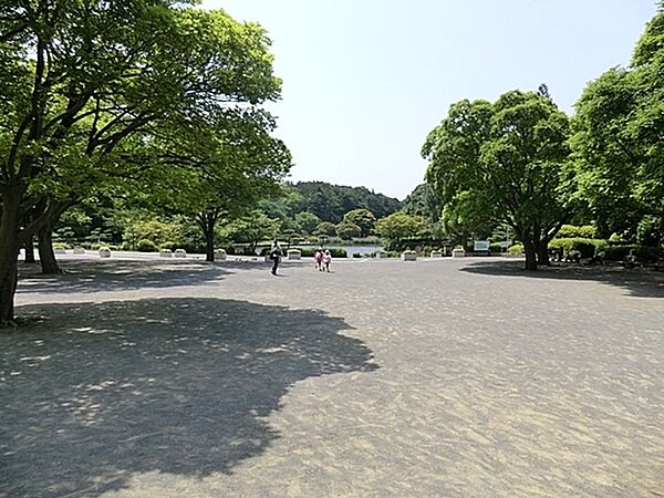 こども自然公園まで1155m、別名大池公園。大型遊具があり動物との触れ合いもできる大型公園。