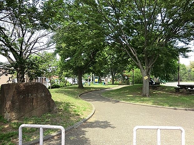西川島町公園まで1205m、幼児~小学生向けの「遊具エリア」には砂場や遊具、それ以外の「一般エリア」にはストレッチ器具が設置。緑の多い公園。