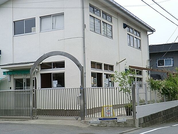 矢島幼稚園まで944m、お天気の良い日は、陽当りの良い園庭から子供たちの楽し気な声が聞こえてきます。