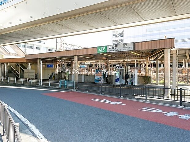 大船駅(JR 東海道本線)まで2011m、5沿線利用可能なビッグターミナル。駅直結のルミネウィングは若者に人気。駅前には大規模に広がる商店街で毎日賑わっています。