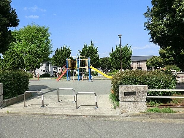 下倉田第三公園まで923m、複合滑り台などがあります。
