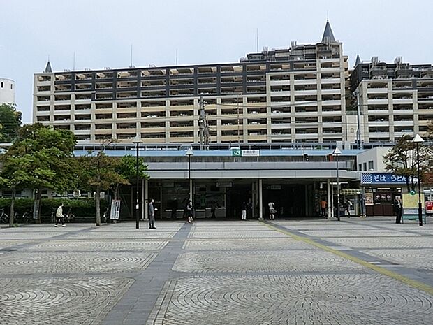 本郷台駅(JR 根岸線)まで1604m、駅前広場に大きなロータリーがあり、住環境も良い閑静な住宅環境の人気駅です。また隣駅が大船駅となり、アクセスも良いです。