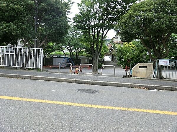 六浦西第二公園まで2279m、きれいに整備された気持ちの良い空間で遊べます。