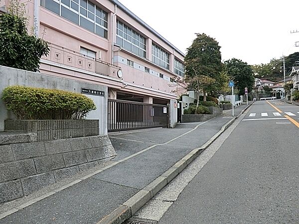 横浜市立六浦南小学校まで468m