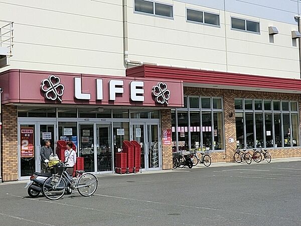 ライフ鎌倉大船モール店まで258m、広い店内は、所狭しと商品が陳列してあります。お目当てのモノもきっと見つかる宝探し。ゆっくりお買い物を楽しめます。