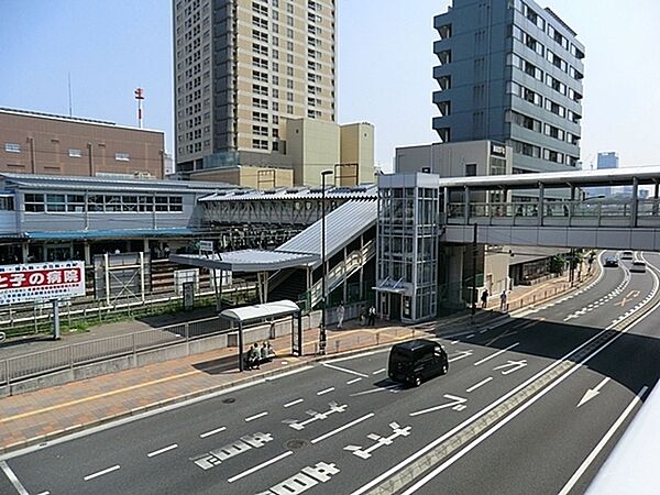 東神奈川駅（JR京浜東北線・横浜線）まで303m、京浜急行電鉄本線仲木戸駅とペデストリアンデッキで結ばれており、利便性良好。