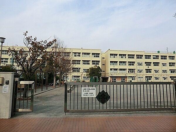 横浜市立西富岡小学校まで855m