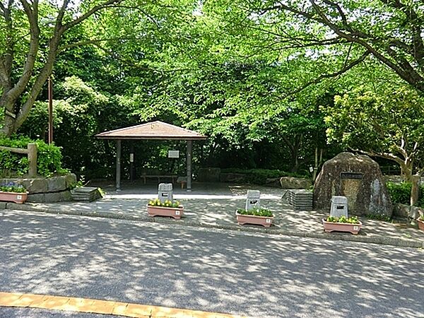 白山道奥公園まで290m、散歩やウォーキングコースとして使われている方が多いです。