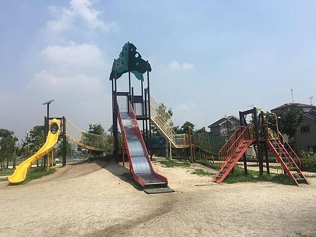 小田公園まで741m、軟式野球場や、じゃぶじゃぶ池広場、赤と黄色のカラフルな大型すべり台などがあり、子供たちが楽しめる公園です。