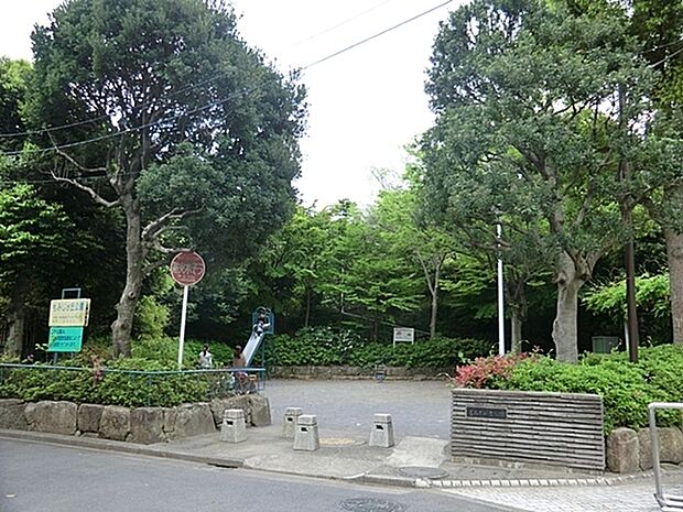 もみじが丘公園まで838m、住宅街にある比較的広めな公園です。