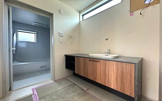 《洗面化粧台》 ■使いやすいシャープなデザインの洗面化粧台。