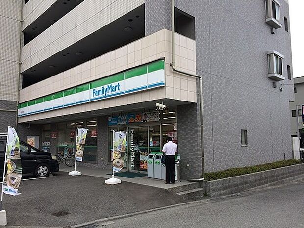 ファミリーマート鶴川駅西店まで826m