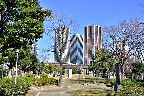 川崎市中原平和公園まで850m、小さい子も安心なジャブジャブ池があります！隣には、遊具のある公園もあります！
