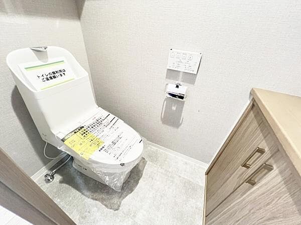 《トイレ》　清潔感のある落ち着いたトイレ。