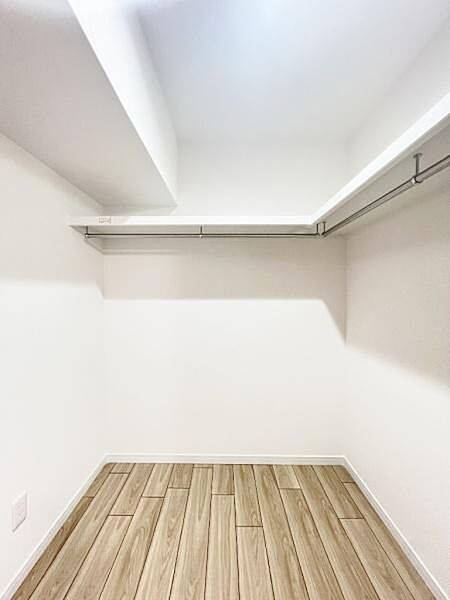 《ウォークインクローゼット》　大容量のウォークインクローゼットをご用意。衣類だけでなく、遊び道具やトランクなどの旅行用品の収納にも重宝します