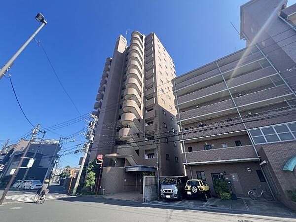 《前面道路》　■「空」×「光」×「風」。開放感を具現化したような現地は、まさに「永住の地」としての選択肢です。