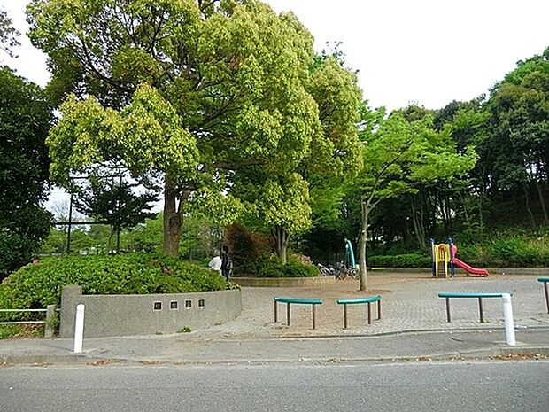 桂台公園まで1176m、ベンチ、トイレ、健康遊具、ブランコ、鉄棒があります。木々の緑も豊かで、季節の移り変わりも感じられます。