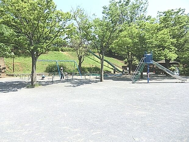 新石川公園まで1581m、園内は2段になっていて上段にはグラウンド、下段にはブランコ・鉄棒などがあります。ロング滑り台もあります。