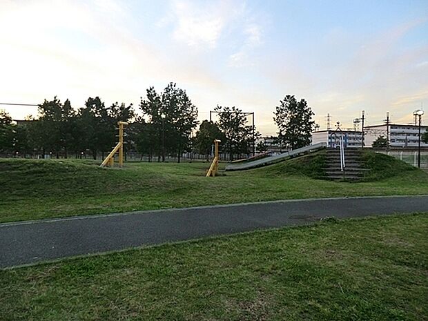新鶴見公園まで745m、横須賀線の線路沿いにある公園。SL型遊具や滑り台などの遊具、運動広場、郷土資料館の四季の郷があります。