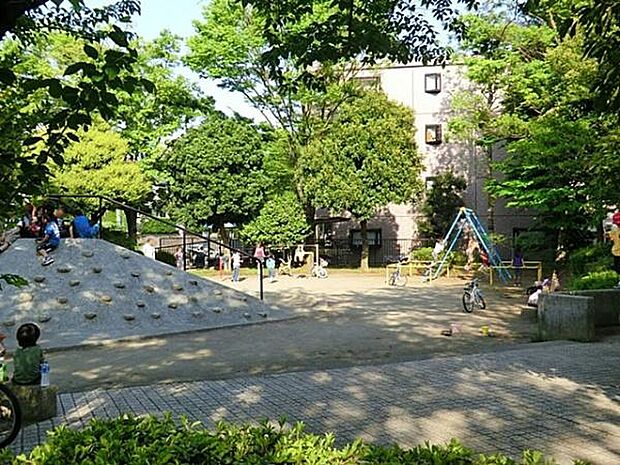 阿王ケ台公園まで362m、奥行きがあり自然たっぷりで気持ちのいい公園です。遊具エリアもあります。
