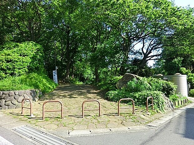 弘法松公園まで1129m、小さな子どもが遊べる滑り台、ブランコ、砂場があり、ベンチもいくつかあるので子供とお弁当をもって遊びに来るのもおすすめです