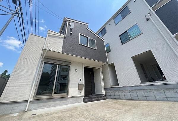 《外観》　■家族みんなが落ち着ける場所。明るい空間で心も暖か、朝から爽やかな気分。寝る時も包みこまれるようにふんわりと。家にいることが心と体に優しい暖かな暮らし。