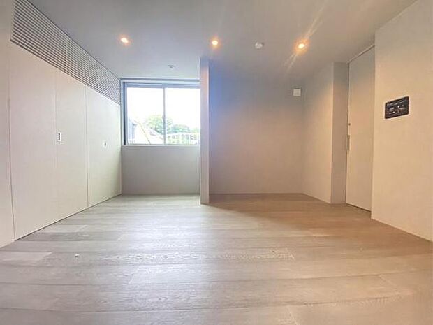 《寝室》　■朝から日差しいっぱい、早起きしたくなる主寝室。ベッドを置いてもゆとりを感じられる。窓からの朝日が心地よい目覚めへと誘います。ゆとりある広さを確保し、心地よいプライベートタイムを演出します。