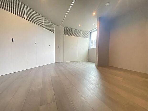 《子供部屋》　■お子様の成長を優しく見守る、明るい子供部屋。遊んだり、学んだり、時には一人の時間を過ごしたりと健やかな毎日を育む大切な場所。未来への第一歩を育む、かけがえのない空間です。