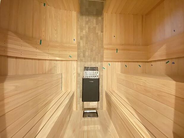 《家庭用サウナ》　■自宅にいながら、ととのいを。木の温もりに包まれる贅沢な家庭用サウナで、日々の疲れを癒す時間。家族と楽しむひとときも、ひとりで静かに過ごす時間も、暮らしに、上質な余白を生み出します。