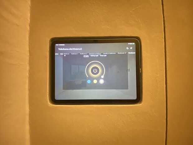 全ての部屋の照明・エアコンの温度調整などをタブレットで制御します。各部屋に付属しております。